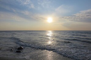 På stranden