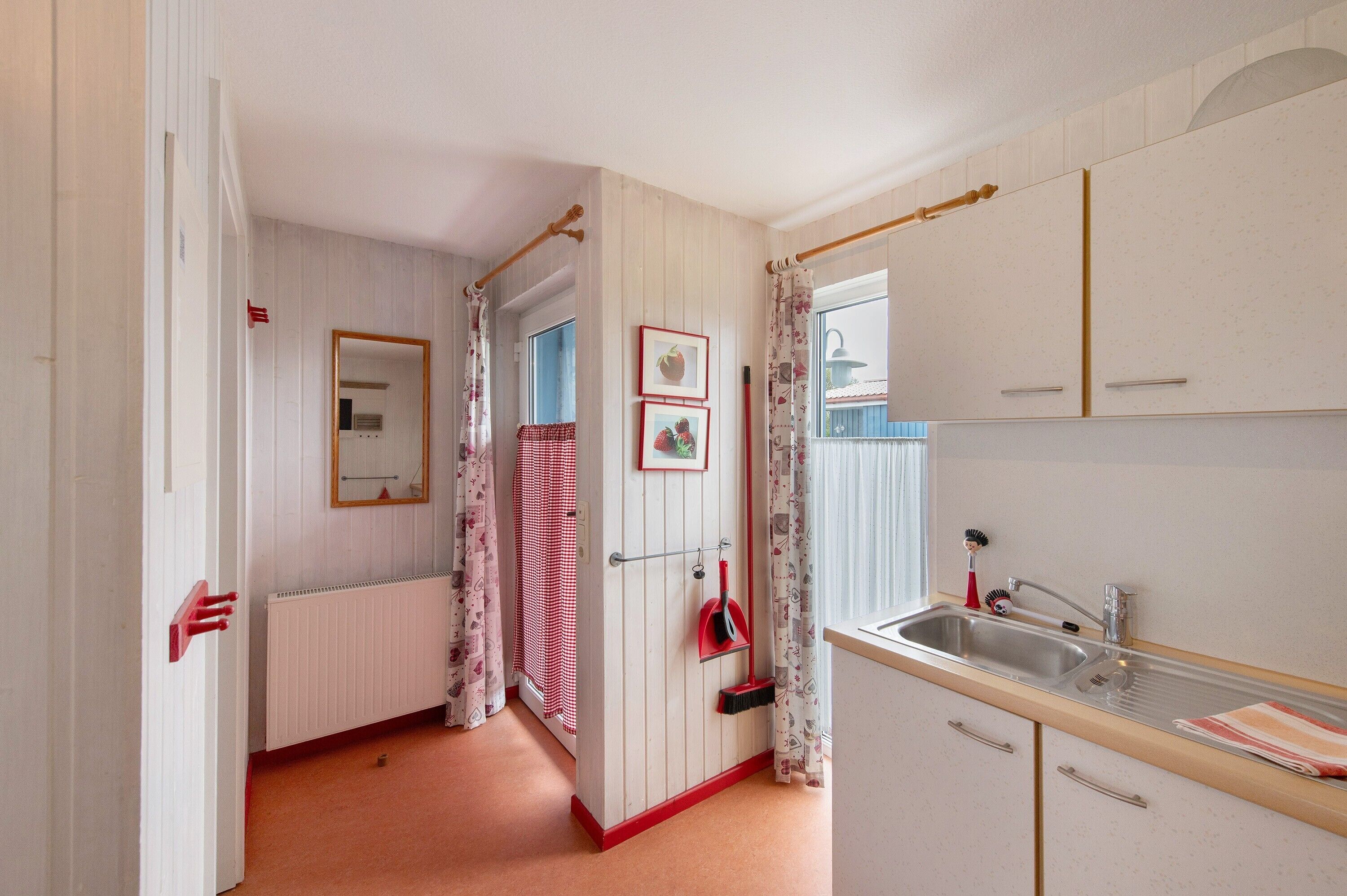 Fridge, oven, stovetop, coffee/tea maker