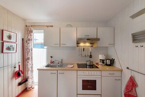 Fridge, oven, stovetop, coffee/tea maker