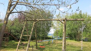 Een speeltuin met een schommel en een wip.