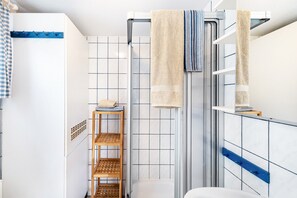 Shower, towels - Holiday home "Möve ABA Bungalow 66" with private terrace and WLAN (Rerik)