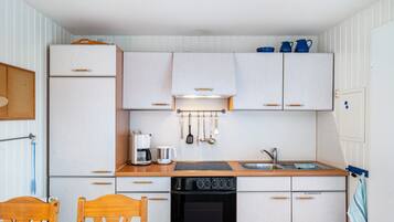 Frigorifero, forno, piano cottura, macchina per tè/caffè