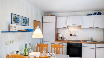 Kjøleskap, ovn, kokeplater og kaffetrakter/tekoker