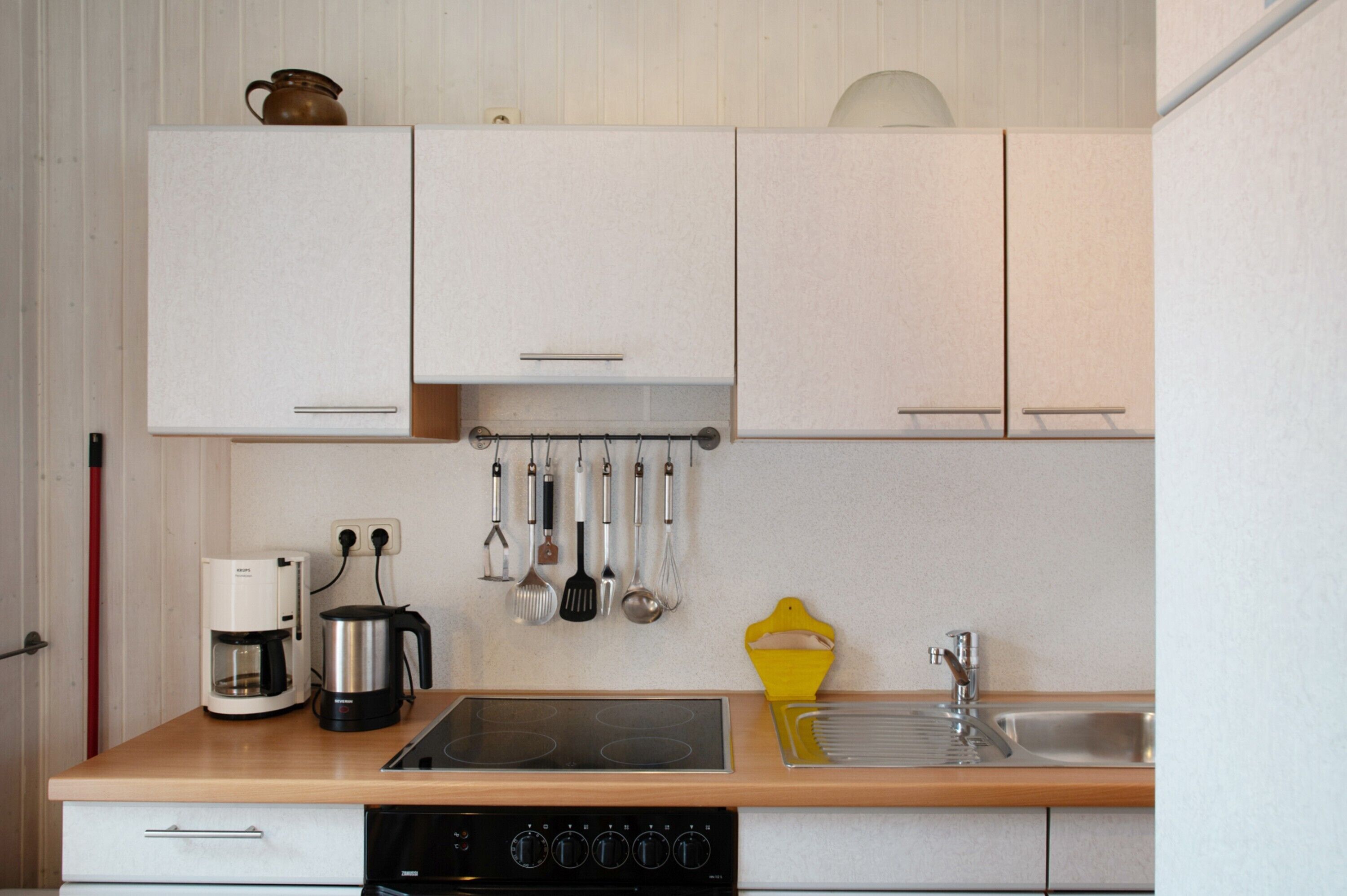 Een koelkast, een oven, een kookplaat, een koffiezetapparaat/waterkoker