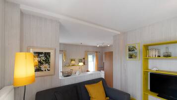 Een televisie en een stereo