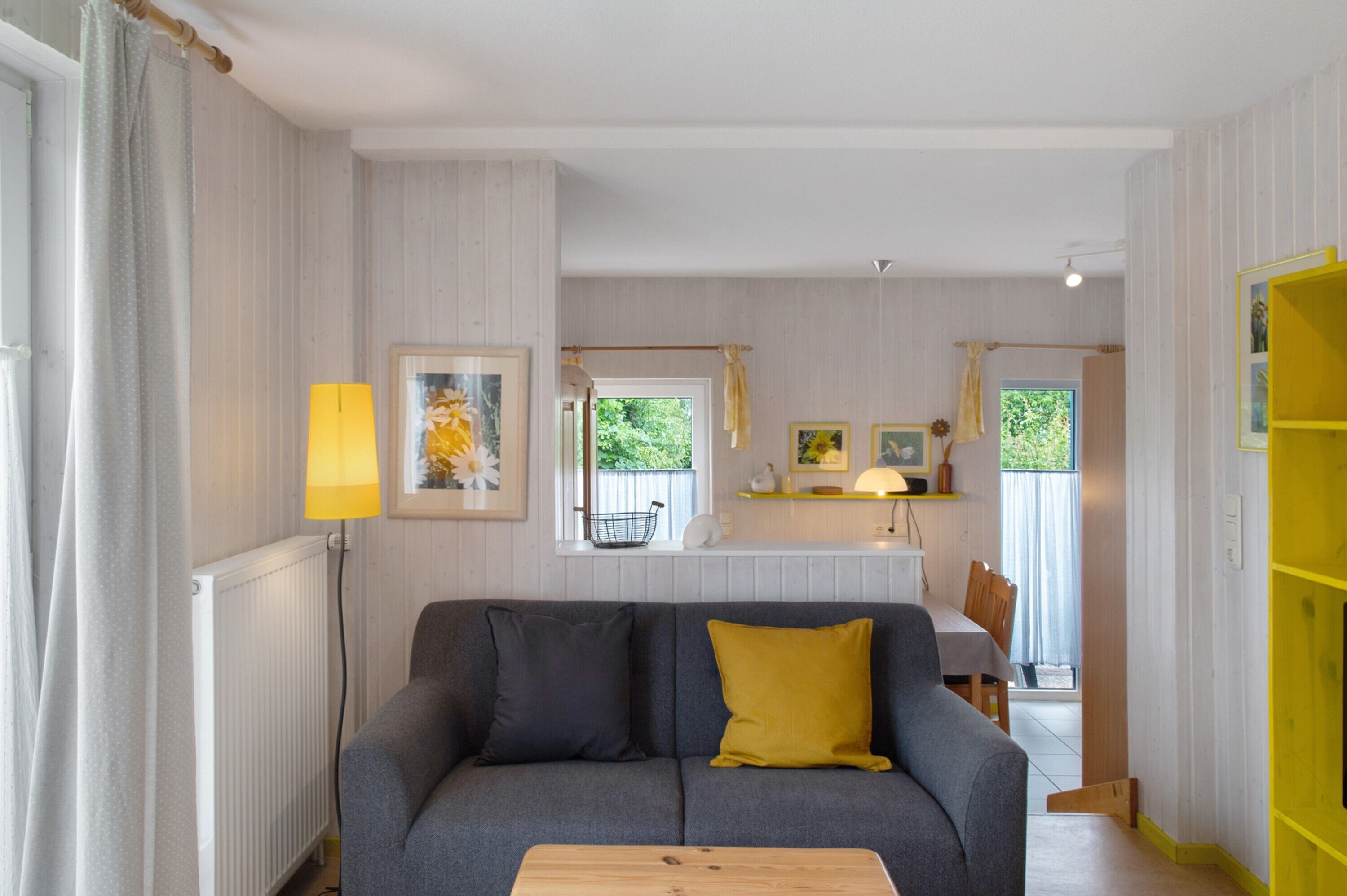 Een televisie en een stereo