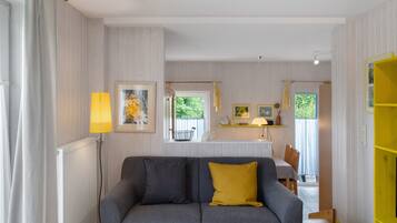 Een televisie en een stereo