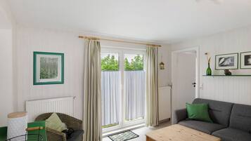 Een televisie en een stereo