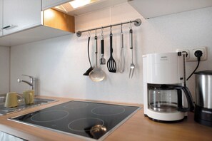 Frigorífico, horno, placa de cocina y cafetera o tetera