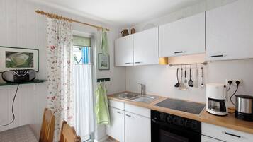 Kühlschrank, Ofen, Herdplatte, Wasserkocher mit Kaffee-/Teezubehör