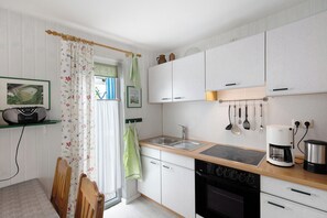 Réfrigérateur, four, plaque de cuisson, cafetière/bouilloire