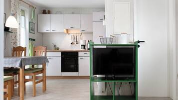 Kühlschrank, Ofen, Herdplatte, Wasserkocher mit Kaffee-/Teezubehör