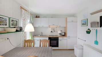 Kühlschrank, Ofen, Herdplatte, Wasserkocher mit Kaffee-/Teezubehör