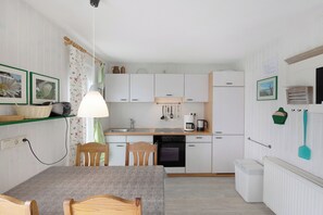 Een koelkast, een oven, een kookplaat, een koffiezetapparaat/waterkoker