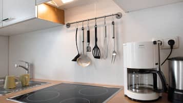 Fridge, oven, stovetop, coffee/tea maker