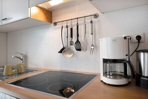 Fridge, oven, stovetop, coffee/tea maker