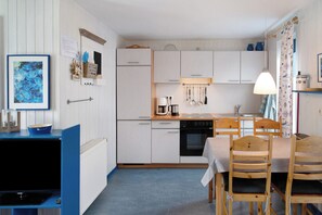 Fridge, oven, stovetop, coffee/tea maker