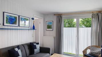 Een televisie en een stereo