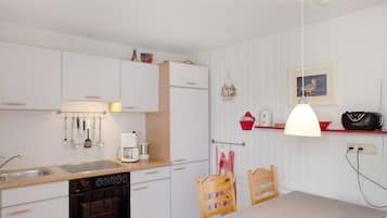 Fridge, oven, stovetop, coffee/tea maker