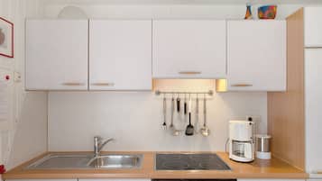 Réfrigérateur, four, plaque de cuisson, cafetiÚre/bouilloire