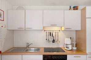 Réfrigérateur, four, plaque de cuisson, cafetière/bouilloire