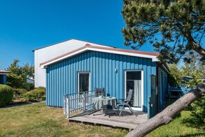 Outdoor dining - Holiday home 'Möve ABA Bungalow 61' with private terrace and WLAN (Rerik)