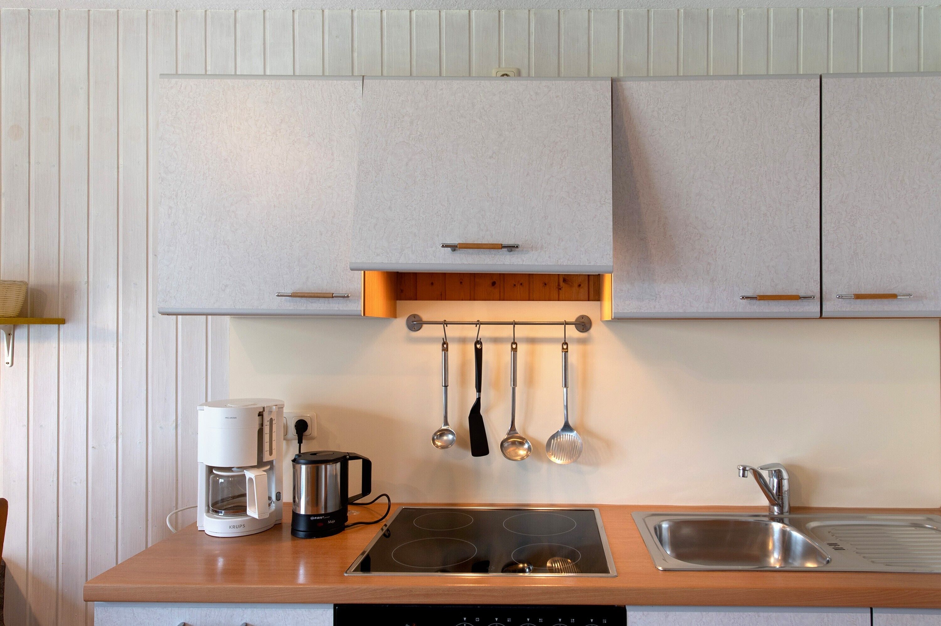 Réfrigérateur, four, plaque de cuisson, cafetière/bouilloire