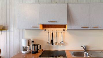 Réfrigérateur, four, plaque de cuisson, cafetiÚre/bouilloire