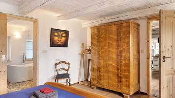 2 bedrooms, iron/ironing board, free WiFi