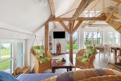 Holiday Home 'Mercimersea' with Private Terrace, Garden & Wi-Fi