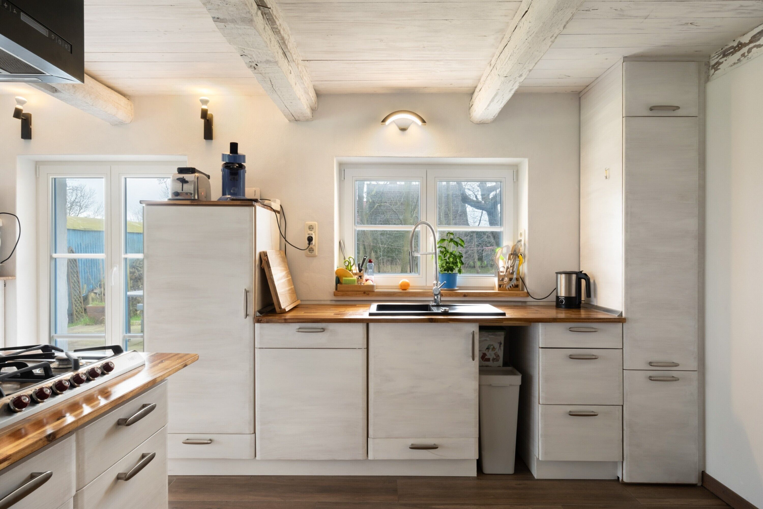 Een koelkast, een magnetron, een oven, een kookplaat