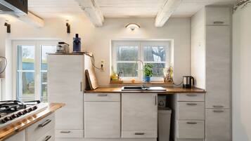 Een koelkast, een magnetron, een oven, een kookplaat