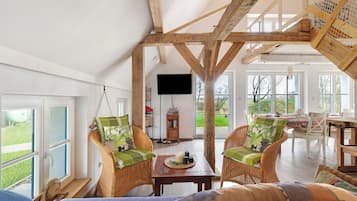 Een televisie, een open haard en een stereo