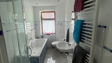 Suihku, hiustenkuivaaja, pyyhkeet