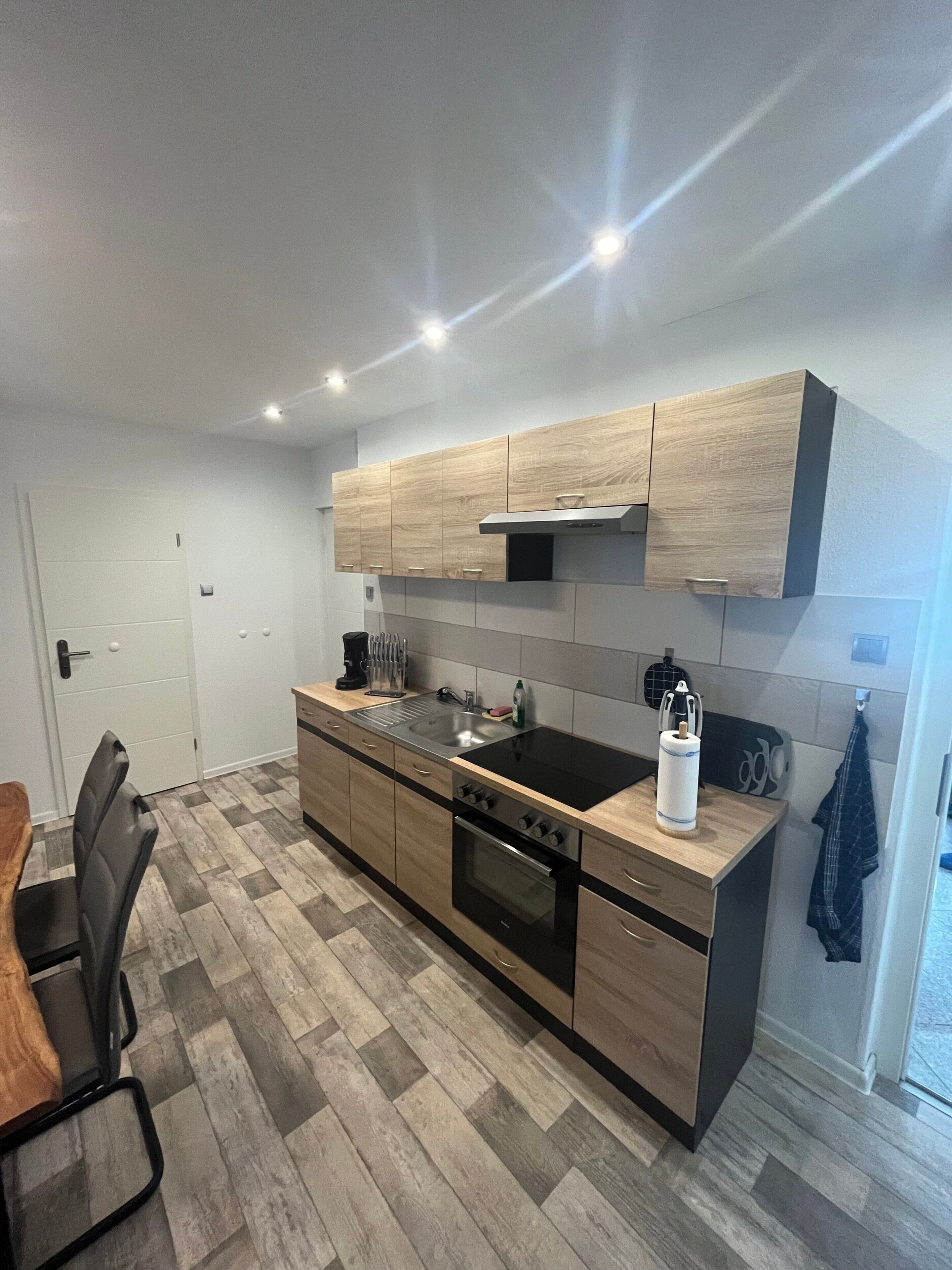 Een koelkast, een oven, een kookplaat, een koffiezetapparaat/waterkoker