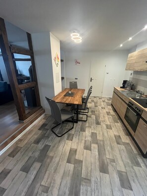 Kühlschrank, Ofen, Herdplatte, Wasserkocher mit Kaffee-/Teezubehör