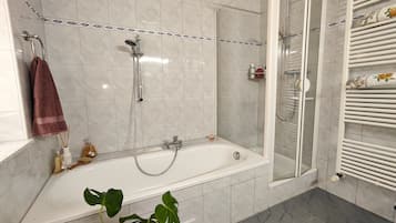 Douche, sĂšche-cheveux, serviettes fournies