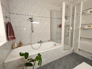 Shower, hair dryer, towels - Holiday Home 'Grand Westfalia' with Terrace, Sports Room & 4 Free E-Bikes (Lotte)