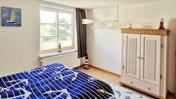 2 bedrooms, iron/ironing board, free WiFi, bed sheets