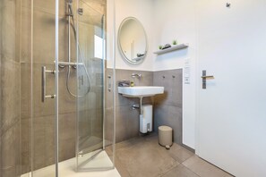 Shower, hair dryer, towels - Apartment "Egge Resort 7c" with Balcony, Whirlpool, and Sauna (Altenbeken)