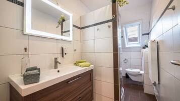 Dusche, Haartrockner, Handtücher