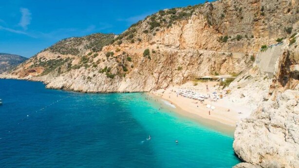 A coastal beach with rocky cliffs, clear turquoise waters, and a sandy shore. - Villa Sasha 2 in Ortaca (Ortaca)