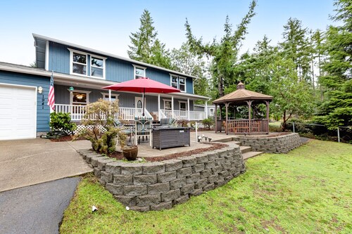 Amazing family retreat w/ game room, firepit, private hot tub, & tranquil views