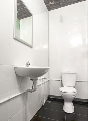 Standard Double Room | Bathroom | Shower, hair dryer, bidet, towels - Hotel O Hi Inn 3 (Sibu)