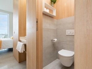 Shower, hair dryer, towels - Charming Apartment with Harbour View (Las Palmas de Gran Canaria)