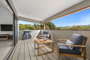 Terrace/patio - Luxury "barn loft" inspired accommodation within the Macedon Ranges (Goldie)