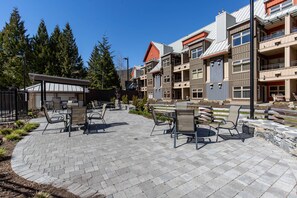 Outdoor dining - Ski In/Ski Out Whistler Base, Modern 1BR Condo, Fireplace, Hot Tub, Sauna & Pool (Whistler)