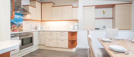 ثلاجة، ميكروويف، فرن، موقد طهي مسطح