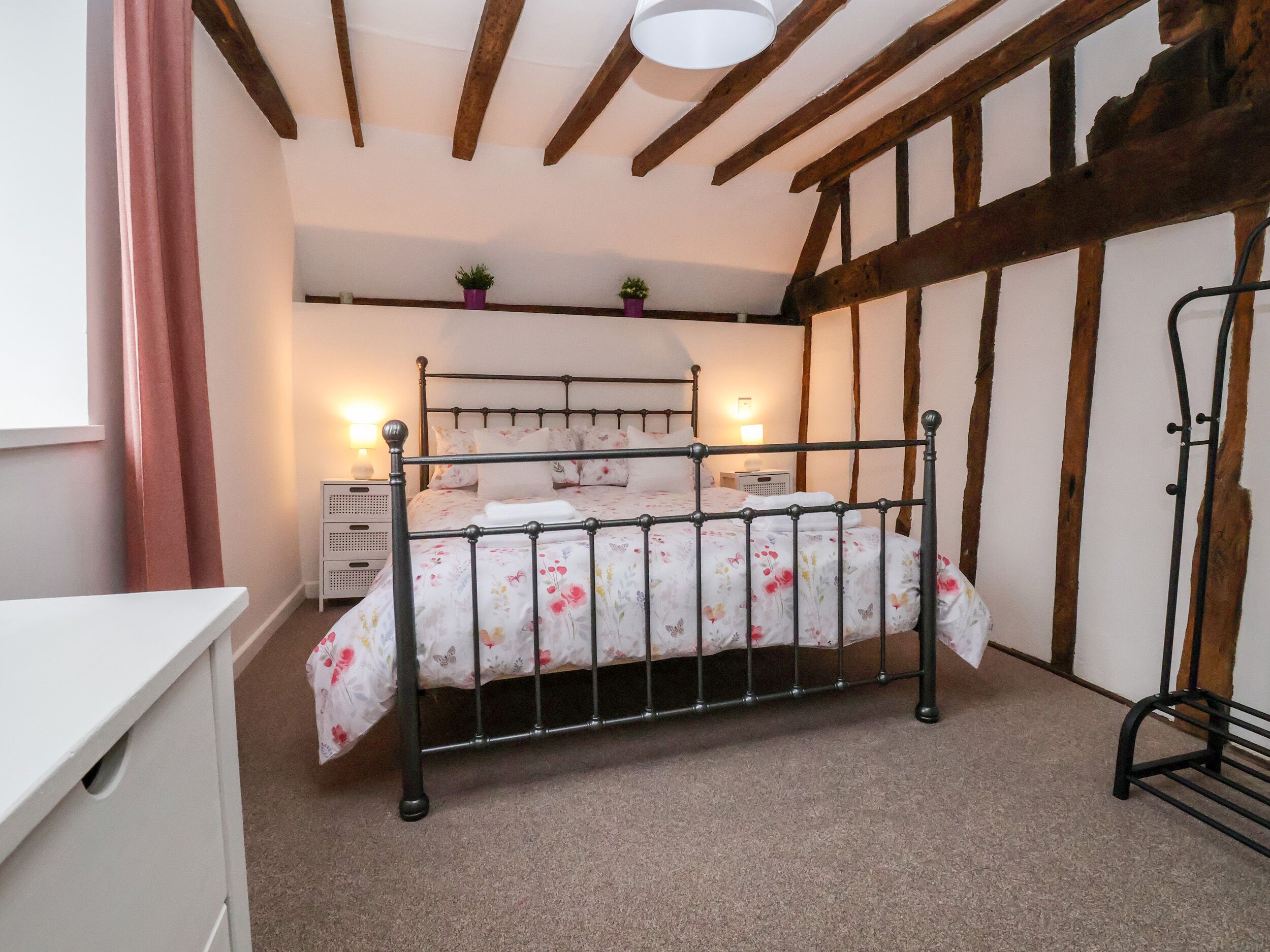 2 makuuhuonetta, yksilöllisesti sisustettu, yksilöllisesti kalustettu