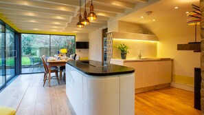 Kylskåp, mikrovågsugn, ugn och spishäll